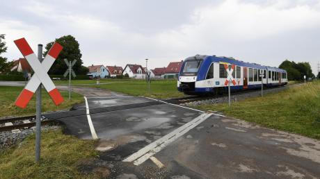 Viel Geld investiert die Gemeinde  Oberottmarshausen in die Schließung des Bahnübergangs für Kraftfahrzeuge an der Eichenstraße zur Lechwerksiedlung zum Lärmschutz für die Bewohner der angrenzenden Siedlung. 