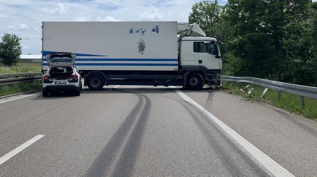 Schwerer Unfall zwischen Königsbrunn und Oberottmarshausen auf der B17.