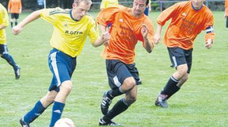 Reimlingen (orange) hier gegen Amerdingen mit (von rechts): Kapitän Bernd Mielich und Michael Barth. Diesmal spielt man wieder gegen Athletik Nördlingen. 