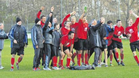 Statt Weihnachtsliedern sangen die Kicker des TSV Meitingen am ersten Advent nach dem 2:1-Sieg beim SC Bubesheim „Humba, humba, täterä“. 