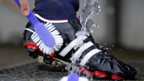 Die Landsberger Fußballer können die Schuhe wohl noch nicht so schnell saubermachen und wegräumen. 