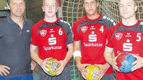 Trainer Lutz Freybott (links) mit den drei Neuen im Team des SC Vöhringen: David Schuler (zurück aus Blaustein), Rene Reisacher (TV Memmingen) und Bernd Dirnagel (zurück aus Laupheim). 