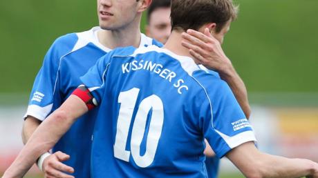 Freude bei Franko Berglmeir und dem Torschützen André Pusch (Nr. 10), der wieder zwei Treffer zum KSC-Sieg beisteuerte. 