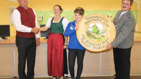 Die Sieger der Gauschützenmeisterschaft werden geehrt (von links): Jugendleiter Leo Appel, Vroni Graf, Franziska Gastl und Schützenmeister Martin Förg.  
