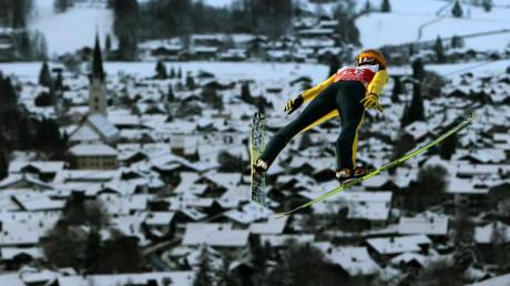 Der Skisprung-Oldie Noriaki Kasai beim Sprung.