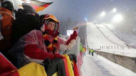 Hoffen auf besseres Wetter in Oberstdorf: Die Fans bei der Vierschanzen-Tournee