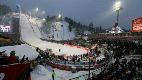 Neuer Versuch: Am heutigen Montag soll das erste Springen der Vierschanzen-Tournee in Oberstdorf nachgeholt werden.