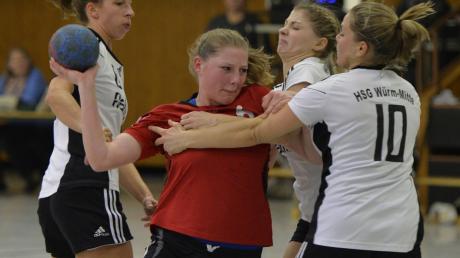 Am Ball bleiben, auch wenn’s heftig wird: Annelie Galgenmüller und ihre weinroten Teamkolleginnen wollen es noch einmal wissen. 	