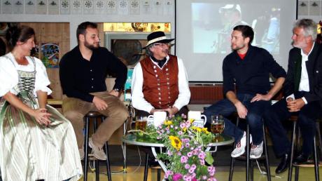 Unser Foto zeigt von links: Lissi Stainer, Daniel Brodmeier, Schützenmeister Jakob Stainer, Michael Janker und Bürgermeister Herbert Kirsch. 	