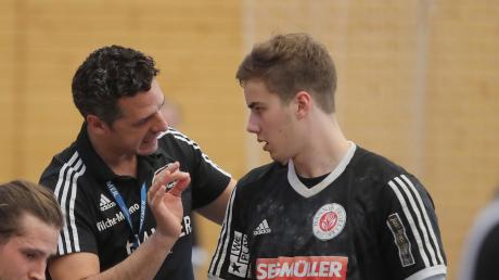 Friedbergs Trainer Manuel Vilchez-Moreno gibt Matthias Lang (rechts) genaue Anweisungen. Der Reservespieler wird am Samstag gegen Haunstetten wieder aushelfen.