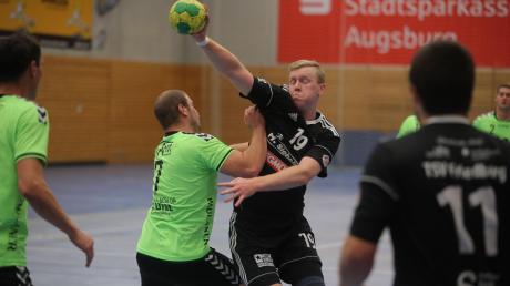 Florian Wiesner vom TSV Friedberg (am Ball) und die zweite Mannschaft treten gegen Würm-Mitte an.