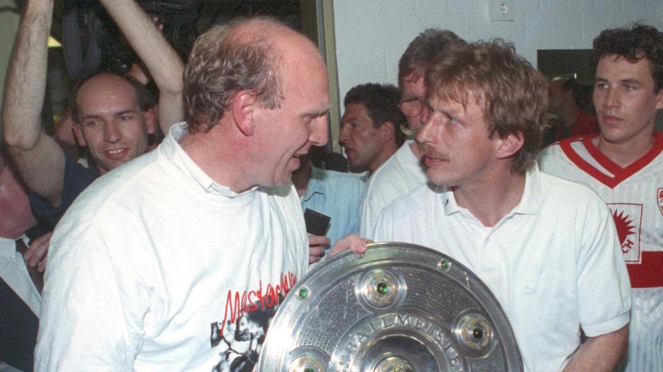 Christoph Daum (rechts) als deutscher Meister beim VfB Stuttgart und seinem Manager Dieter Hoeneß.