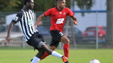 Während der vom TSV Gersthofen gekommene Fahad Barakzaie (rechts) beim SC Altenmünster voll eingeschlagen hat, musste Neuzugang Andourahmane Ayanda beim TSV Meitingen schon bald wieder gehen. 	