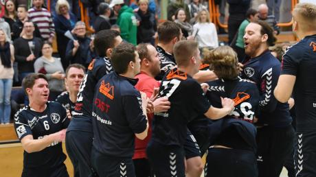 So sehen Sieger aus: Zusammen mit 350 begeisterten Fans feierten die Niederraunauer Landesliga-Handballer den unerwarteten Heimerfolg. 	
