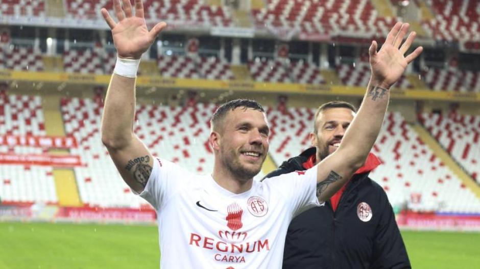 Super Lig Trotz Coronakrise Podolski Feiert Sieg Mit Antalyaspor Augsburger Allgemeine