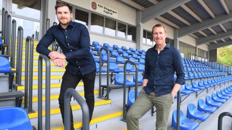 Patrick Augustin (l.) und Karl-Heinz Fischaleck von der Fußballabteilung des TSV Göggingen befürchten, dass die Sanierungsarbeiten im Karl-Mögele-Stadion auf sich warten lassen.