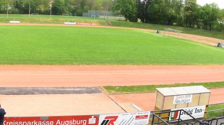 Leerer Rasen im Karl-Mögele-Stadion: Die Fußballer des TSV Göggingen wünschen sich mehr Trainingszeiten – auch in den kälteren Monaten. 