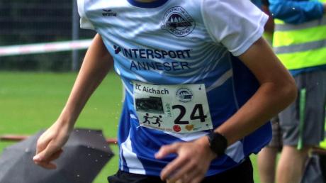 Jakob Schmaus ist U18-Bezirksmeister über 5000 Meter. 	