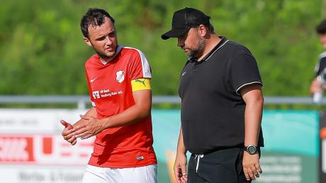 Gewappnet für den Start: Trainer Tommy Mutzbauer (rechts) und Roland Heckel starten mit dem FC Rennertshofen in die neue Saison. 
