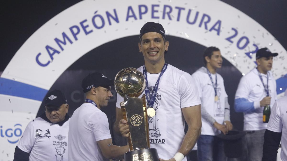 #Fußball: Roque Santa Cruz rockt immer noch in Paraguay