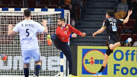 Deutschlands Patrick Groetzki (r) erzielt gegen Frankreichs Keeper Remi Desbonnet ein Tor. 