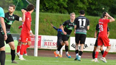 Der Moment, der die Zuversicht beim FC Gundelfingen zurückbringt. Kapitän David Anzenhofer (links) ballt die Faust, während Torschütze Ibrahim Neziri mit Deniz Erten (11) das 2:2 für den FC Gundelfingen kurz feiert. 
