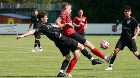 Der VfB Oberndorf (mit Fabian Kretschmer, am Ball in Rot) konnte sich gegen den TSV Binswangen mit einem Sieg belohnen.
