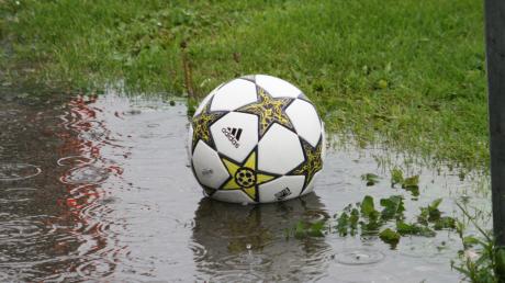 Dauerregen im Augsburger Land setzt auch die Fußballplätze unter Wasser. Wo kann zum Saisonfinale am Samstag gespielt werden? Foto: Ramona Eberle (Archiv)