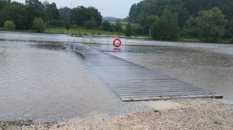 Land unter! Der Rothsee in Zusmarshausen ist über die Ufer getreten und hat die Wege überschwemmt. Deshalb wurde der Triathlon abgesagt. Foto: Karl Sendlinger