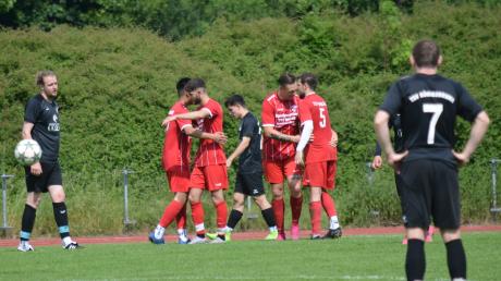 Für den TSV Neusäß, der hier den Schützen zum 1:0, Borys Kimczewski (Zweiter von rechts) feiert, glimmt nach dem 4:0 gegen den TSV Königsbrunn noch ein Fünkchen Hoffnung. Foto: Oliver Reiser