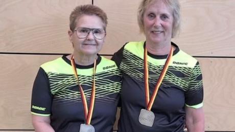 Bei der deutschen Meisterschaft mit Bronze dekoriert: Hannelore Stowasser (links) und Karin Hoffmann. Foto: TSV Holzheim