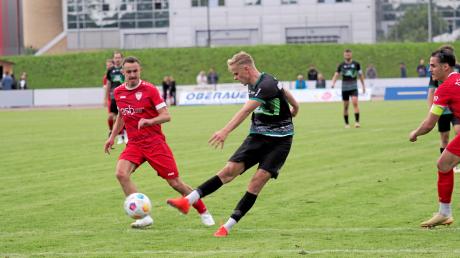 Laurin Völlmerk (rechts) zieht ab – eine der wenigen Chancen für Gundelfingen bei der entscheidenden 0:5-Heimschlappe gegen Türkspor Augsburg.