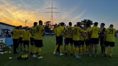 So dramatisch, wie sich der Himmel über Ecknach zeigte, verlief auch das Relegationsspiel zur Kreisliga, in dem der TSV Leitershofen dem FC Gerolsbach nach Verlängerung und Elfmeterschießen mit 5:7 unterlag. Foto: Oliver Reiser
