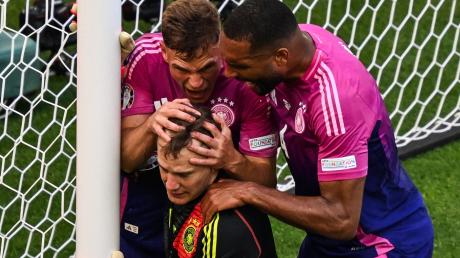 Joshua Kimmich und Jonathan Tah wussten, bei wem sie sich zu bedanken hatten: Manuel Neuer rettete der Nationalmannschaft mit starken Paraden den Sieg gegen Ungarn.