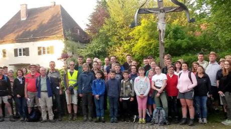 Bei der Wallfahrt der Pfarrgemeinde Walleshausen nach Andechs machten die Teilnehmer einen Zwischenstopp vor der Pfarrkirche in Türkenfeld. 	