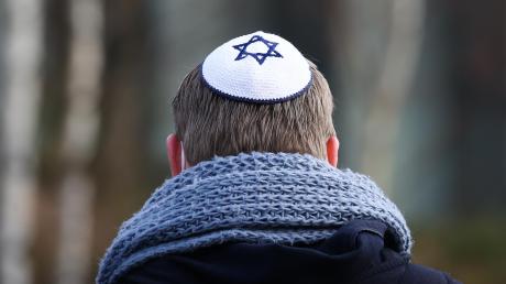 Michael Fischbaum erzählt von einem Rabbiner: Der traue sich nicht mehr mit der Kippa, der traditionellen Kopfbedeckung von Juden, auf die Straße.