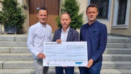 Die Firma WDT mit den beiden Geschäftsführern Jochen (links) und Reiner Rieger überbrachten bereits einen Tag nach dem ersten Spendenaufruf einen Scheck in fünfstelliger Höhe.