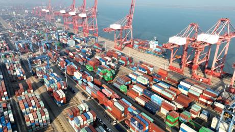 Ein chinesisches Containerterminal. Viele schwäbische Unternehmen wollen die Geschäftsbeziehungen mit China ausbauen.